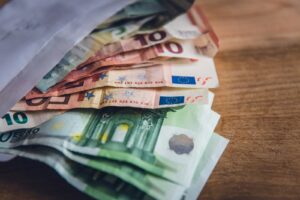 Η κατάταξη των χωρών της Ευρωπαϊκής Ένωσης με βάση τους κατώτατους ονομαστικούς μισθούς και την αγοραστική δύναμη